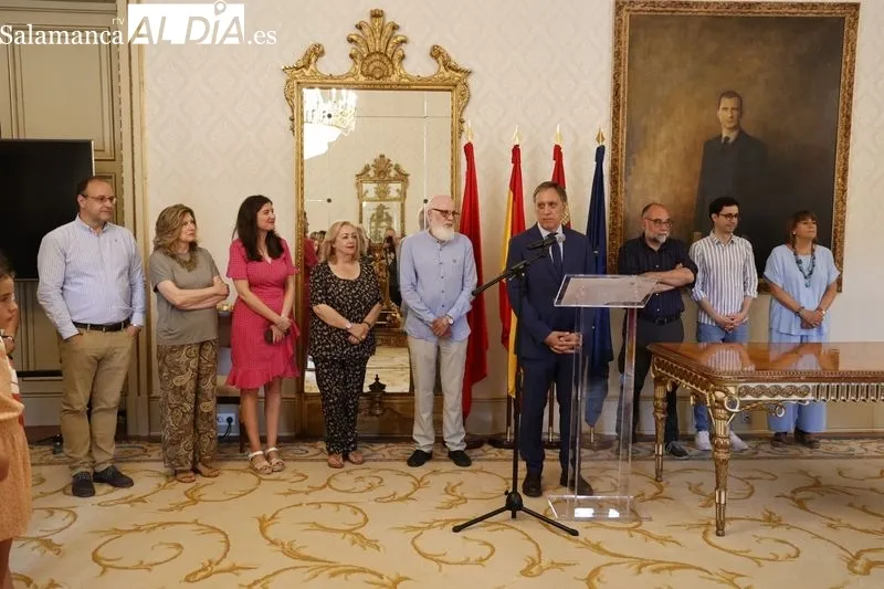 El alcalde de Salamanca, Carlos García Carbayo, recibía esta mañana a los niños saharauis que participan en el programa ‘Vacaciones en Paz’. Foto: David Sañudo