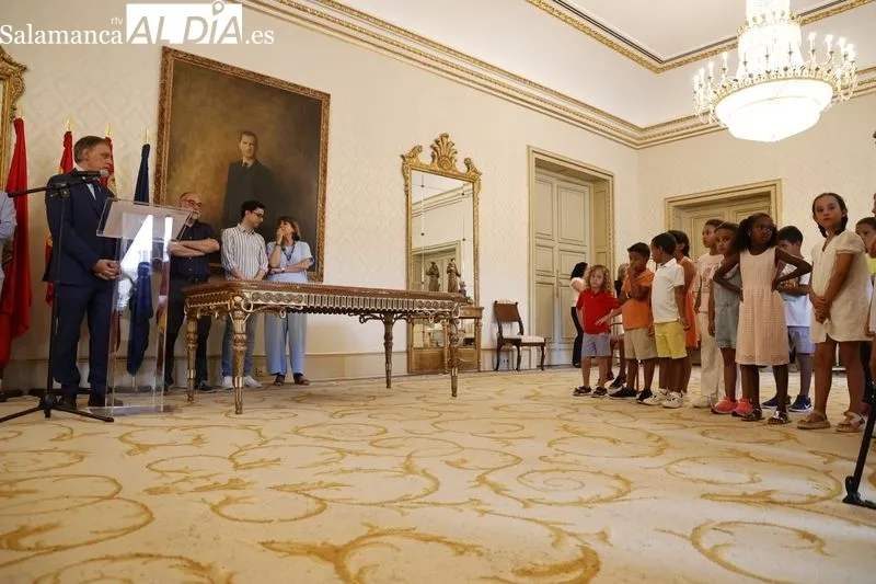 El alcalde de Salamanca, Carlos García Carbayo, recibía esta mañana a los niños saharauis que participan en el programa ‘Vacaciones en Paz’. Foto: David Sañudo