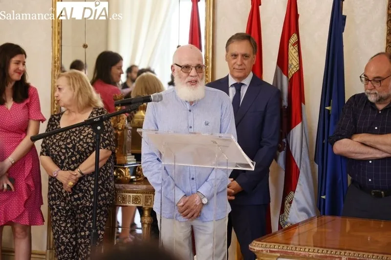 El alcalde de Salamanca, Carlos García Carbayo, recibía esta mañana a los niños saharauis que participan en el programa ‘Vacaciones en Paz’. Foto: David Sañudo