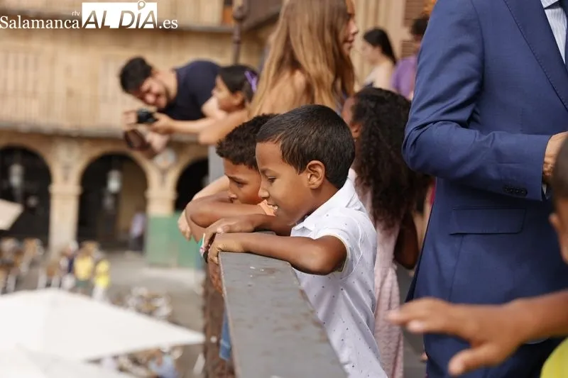 El alcalde de Salamanca, Carlos García Carbayo, recibía esta mañana a los niños saharauis que participan en el programa ‘Vacaciones en Paz’. Foto: David Sañudo