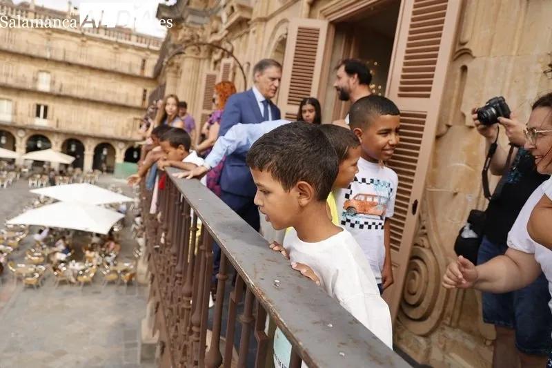 El alcalde de Salamanca, Carlos García Carbayo, recibía esta mañana a los niños saharauis que participan en el programa ‘Vacaciones en Paz’. Foto: David Sañudo