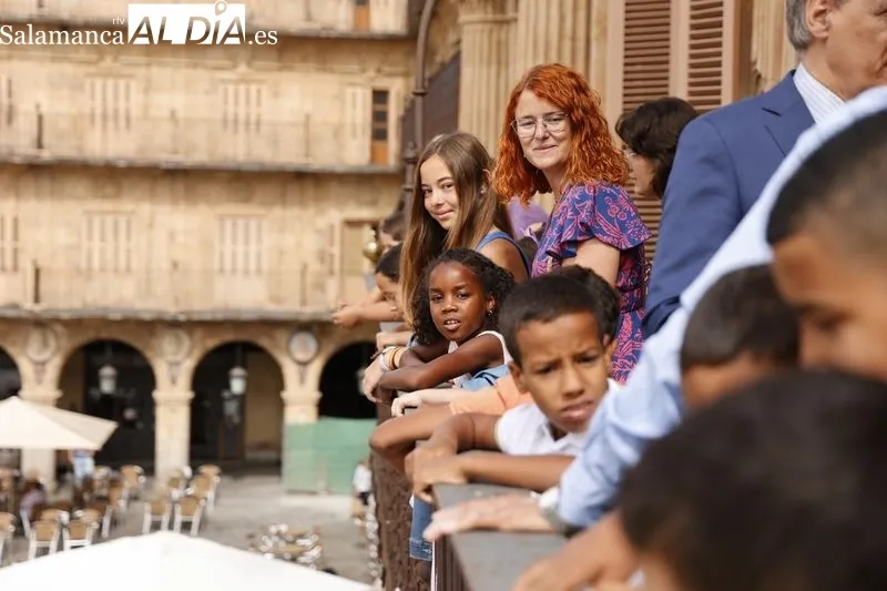 El alcalde de Salamanca, Carlos García Carbayo, recibía esta mañana a los niños saharauis que participan en el programa ‘Vacaciones en Paz’. Foto: David Sañudo