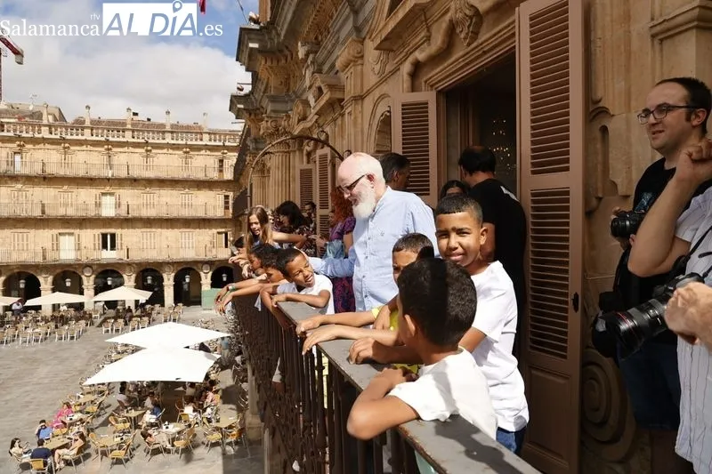 El alcalde de Salamanca, Carlos García Carbayo, recibía esta mañana a los niños saharauis que participan en el programa ‘Vacaciones en Paz’. Foto: David Sañudo