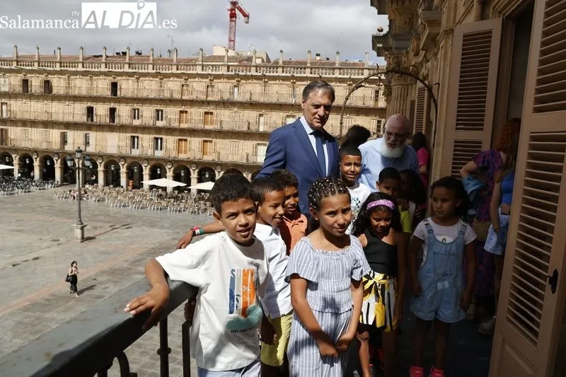 El alcalde de Salamanca, Carlos García Carbayo, recibía esta mañana a los niños saharauis que participan en el programa ‘Vacaciones en Paz’. Foto: David Sañudo