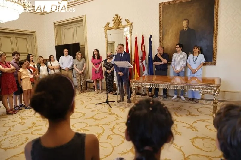 El alcalde de Salamanca, Carlos García Carbayo, recibía esta mañana a los niños saharauis que participan en el programa ‘Vacaciones en Paz’. Foto: David Sañudo