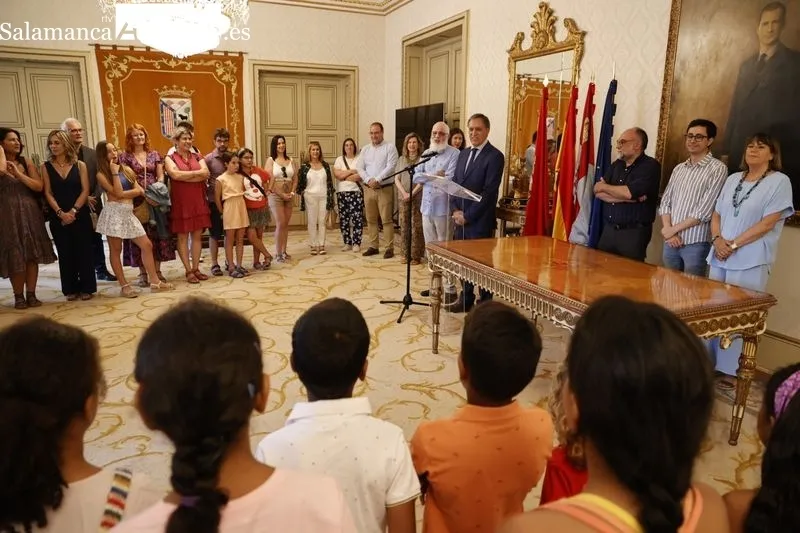 El alcalde de Salamanca, Carlos García Carbayo, recibía esta mañana a los niños saharauis que participan en el programa ‘Vacaciones en Paz’. Foto: David Sañudo