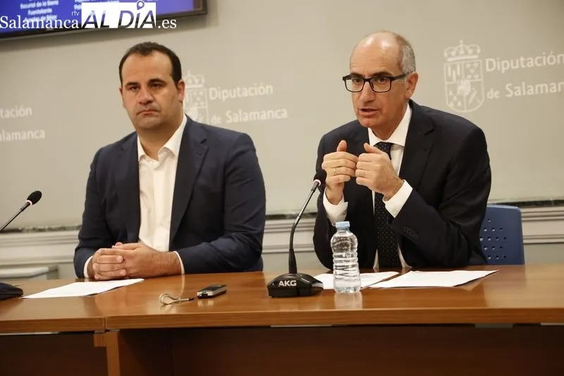 El presidente de la Diputación de Salamanca, Javier Iglesias, acompañado del diputado de cultura, David Mingo, en la presentación de una nueva edición del programa Noches de Cultura. Foto de David Sañudo