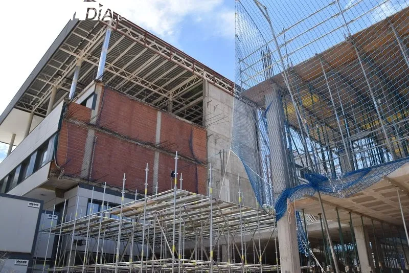 El consejero de Sanidad, Alejandro Vázquez Ramos, visitaba este martes las obras del nuevo edificio de Consultas Externas del Hospital Universitario de Salamanca. Foto de Vanesa Martins