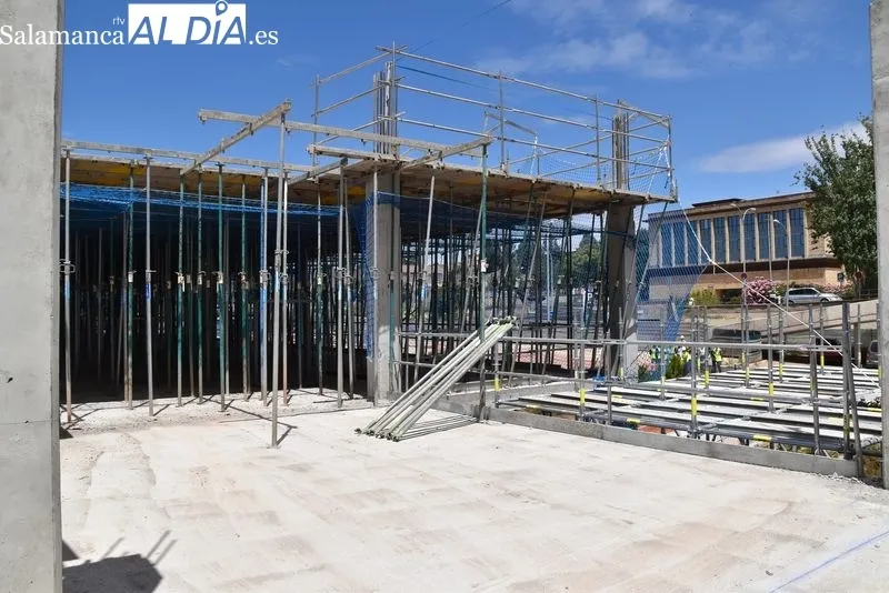 El consejero de Sanidad, Alejandro Vázquez Ramos, visitaba este martes las obras del nuevo edificio de Consultas Externas del Hospital Universitario de Salamanca. Foto de Vanesa Martins