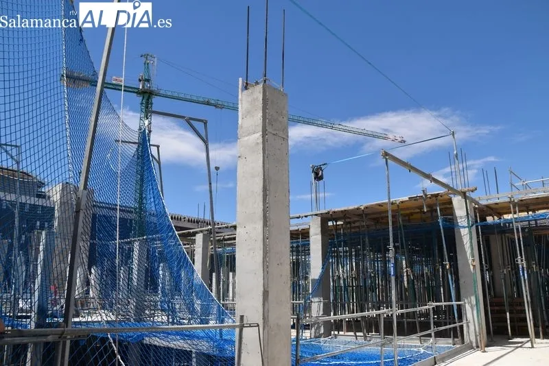 El consejero de Sanidad, Alejandro Vázquez Ramos, visitaba este martes las obras del nuevo edificio de Consultas Externas del Hospital Universitario de Salamanca. Foto de Vanesa Martins