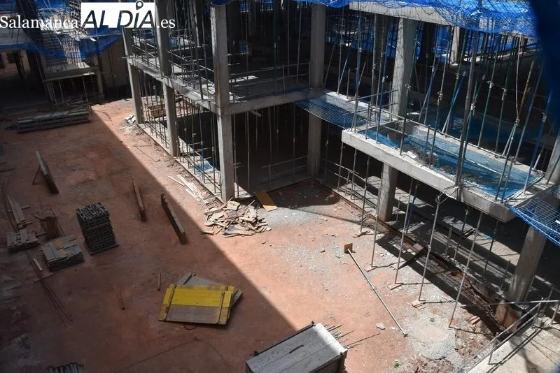 El consejero de Sanidad, Alejandro Vázquez Ramos, visitaba este martes las obras del nuevo edificio de Consultas Externas del Hospital Universitario de Salamanca. Foto de Vanesa Martins