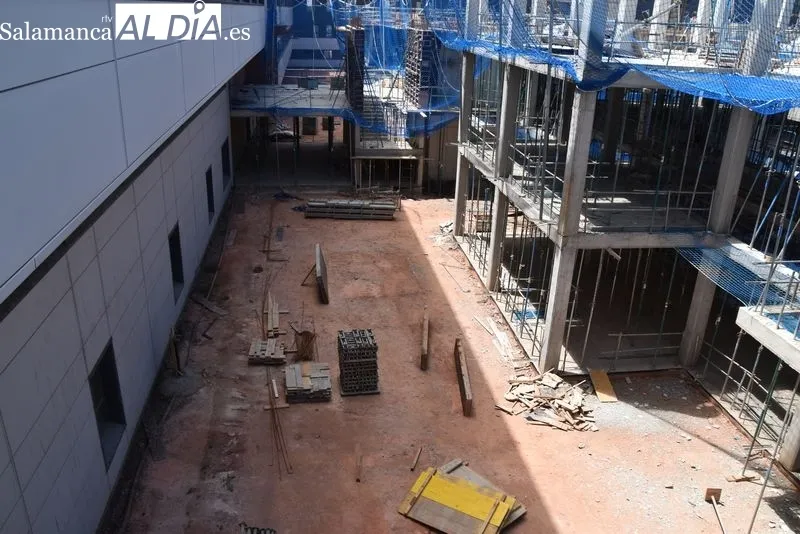 El consejero de Sanidad, Alejandro Vázquez Ramos, visitaba este martes las obras del nuevo edificio de Consultas Externas del Hospital Universitario de Salamanca. Foto de Vanesa Martins