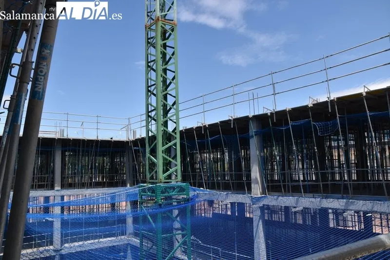 El consejero de Sanidad, Alejandro Vázquez Ramos, visitaba este martes las obras del nuevo edificio de Consultas Externas del Hospital Universitario de Salamanca. Foto de Vanesa Martins