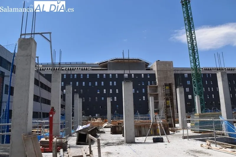 El consejero de Sanidad, Alejandro Vázquez Ramos, visitaba este martes las obras del nuevo edificio de Consultas Externas del Hospital Universitario de Salamanca. Foto de Vanesa Martins