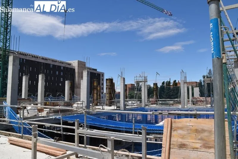 El consejero de Sanidad, Alejandro Vázquez Ramos, visitaba este martes las obras del nuevo edificio de Consultas Externas del Hospital Universitario de Salamanca. Foto de Vanesa Martins