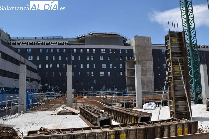 El consejero de Sanidad, Alejandro Vázquez Ramos, visitaba este martes las obras del nuevo edificio de Consultas Externas del Hospital Universitario de Salamanca. Foto de Vanesa Martins