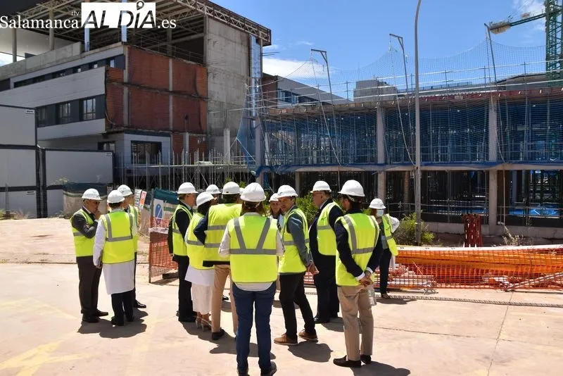 El consejero de Sanidad, Alejandro Vázquez Ramos, visitaba este martes las obras del nuevo edificio de Consultas Externas del Hospital Universitario de Salamanca. Foto de Vanesa Martins