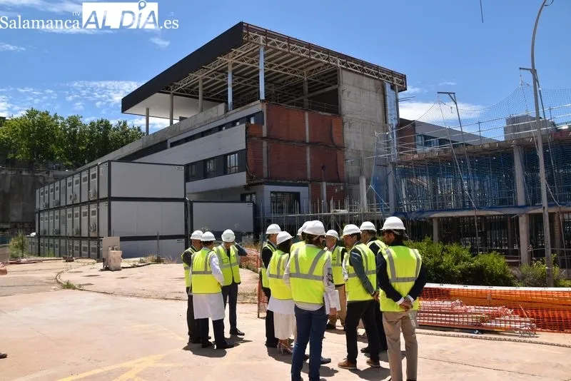 El consejero de Sanidad, Alejandro Vázquez Ramos, visitaba este martes las obras del nuevo edificio de Consultas Externas del Hospital Universitario de Salamanca. Foto de Vanesa Martins