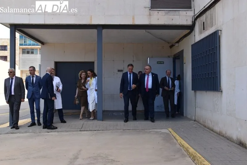 El consejero de Sanidad, Alejandro Vázquez Ramos, visitaba este martes las obras del nuevo edificio de Consultas Externas del Hospital Universitario de Salamanca. Foto de Vanesa Martins