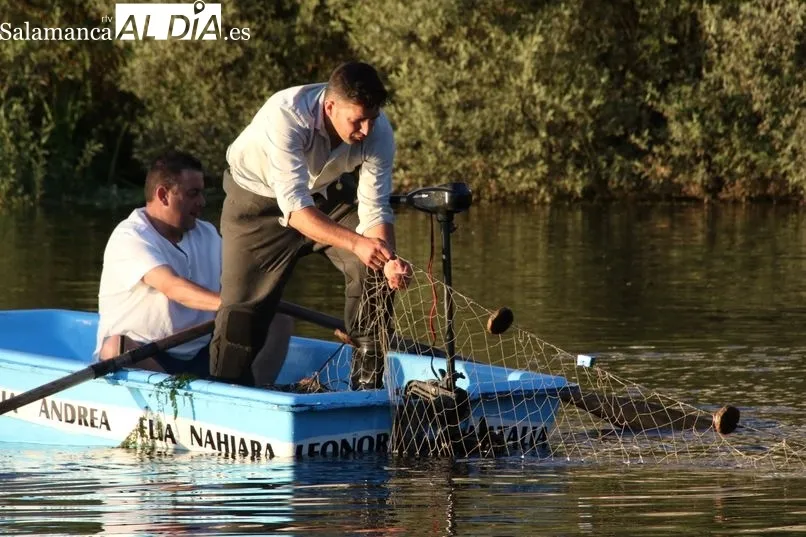Foto 14 - Procesi&oacute;n de la Virgen del Carmen por las aguas del r&iacute;o Tormes