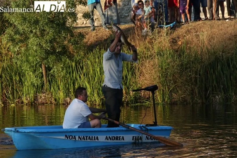 Foto 12 - Procesi&oacute;n de la Virgen del Carmen por las aguas del r&iacute;o Tormes