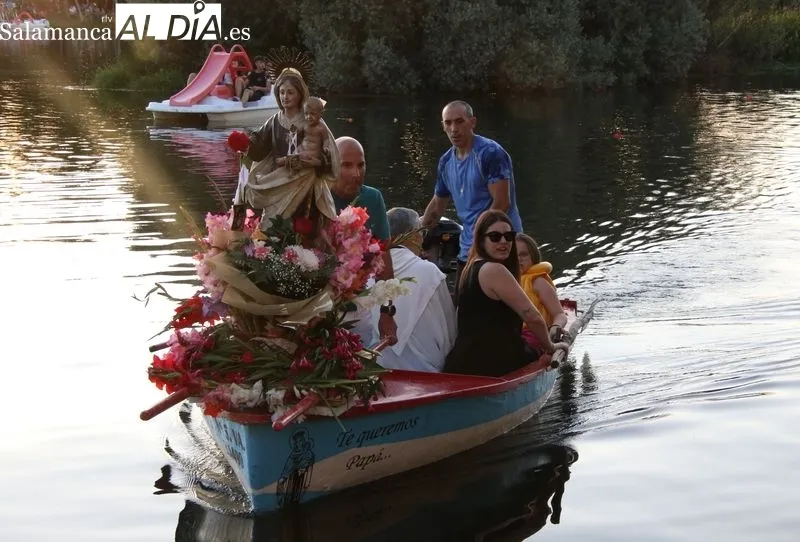 Foto 10 - Procesi&oacute;n de la Virgen del Carmen por las aguas del r&iacute;o Tormes
