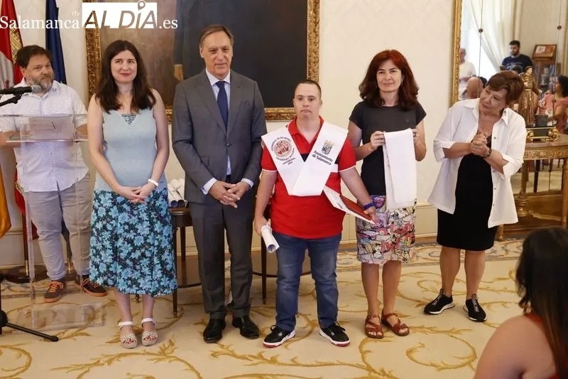 Recepción en el Ayuntamiento a los once alumnos del programa ‘UniverUSAL: la Universidad Inclusiva’. Foto de David Sañudo