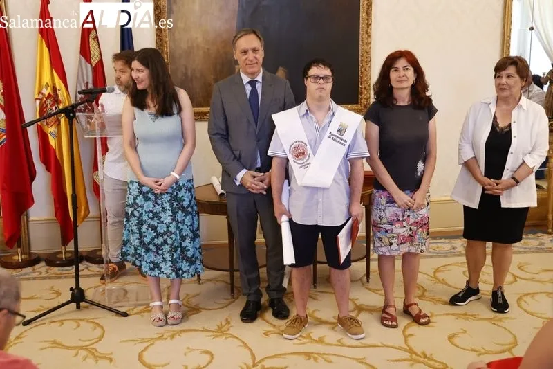Recepción en el Ayuntamiento a los once alumnos del programa ‘UniverUSAL: la Universidad Inclusiva’. Foto de David Sañudo