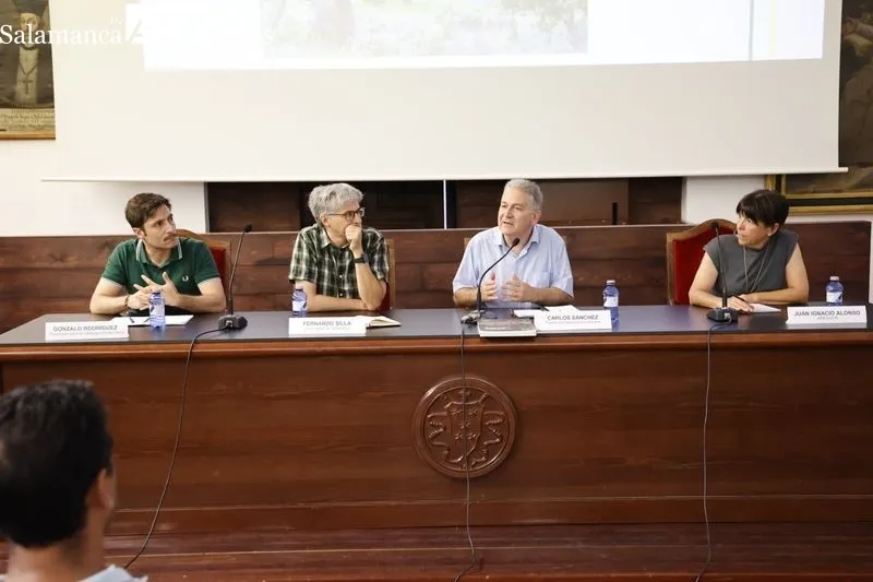 Presentación del proyecto ‘Club de Fincas en la Dehesa del Oeste Ibérico’ en el salón de actos del Colegio Fonseca. Foto de David Sañudo