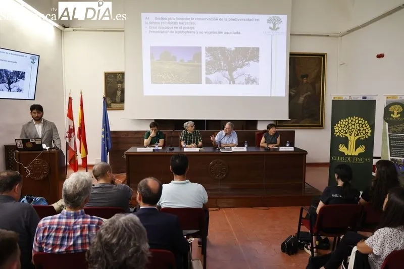Presentación del proyecto ‘Club de Fincas en la Dehesa del Oeste Ibérico’ en el salón de actos del Colegio Fonseca. Foto de David Sañudo