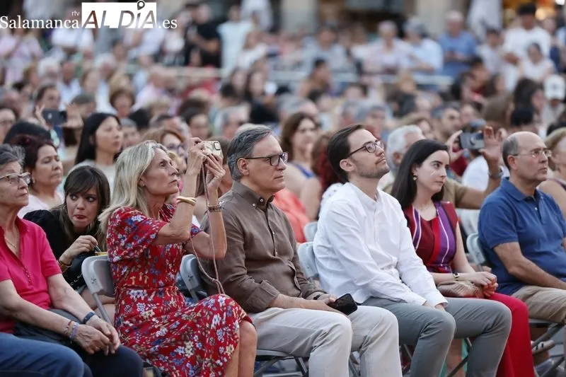 Los mejores éxitos del pop español llenan de música la Plaza Mayor | FOTOS: David Sañudo 