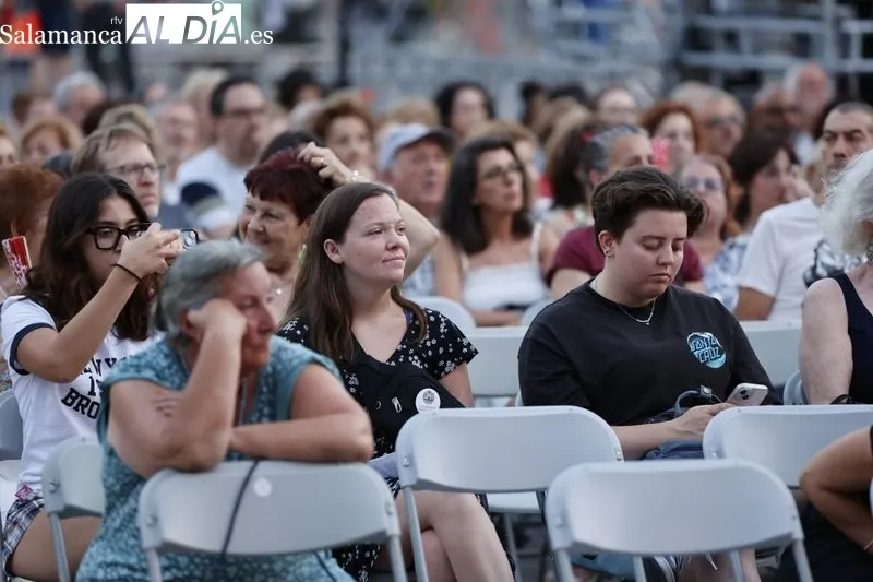 Los mejores éxitos del pop español llenan de música la Plaza Mayor | FOTOS: David Sañudo 