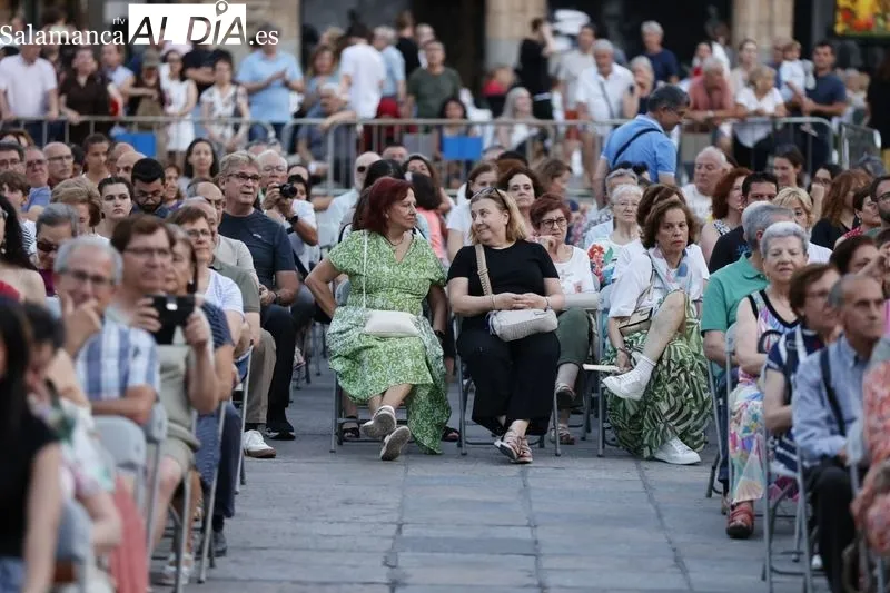 Los mejores éxitos del pop español llenan de música la Plaza Mayor | FOTOS: David Sañudo 