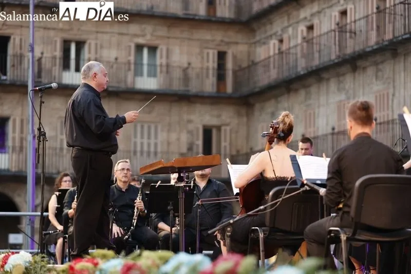 Los mejores éxitos del pop español llenan de música la Plaza Mayor | FOTOS: David Sañudo 
