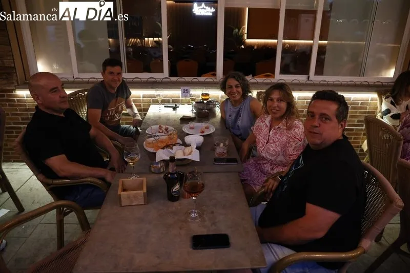 Los salmantinos disfrutan de las risas y el buen ambiente en La Mar Salaá | FOTOS: David Sañudo 