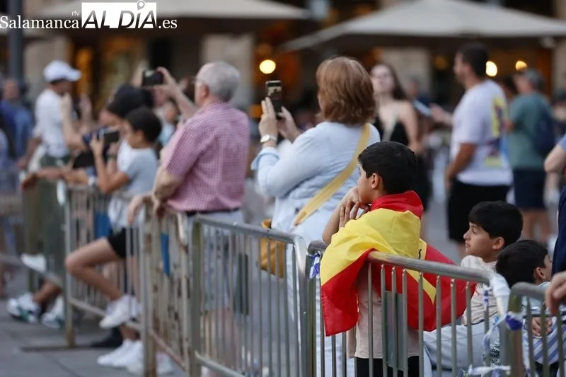 Los mejores éxitos del pop español llenan de música la Plaza Mayor | FOTOS: David Sañudo 