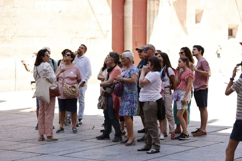 Los turistas llenan el centro de Salamanca | FOTOS: David Sañudo