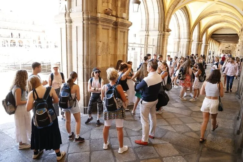Los turistas llenan el centro de Salamanca | FOTOS: David Sañudo