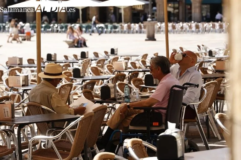 Personas en el centro de Salamanca durante este miércoles | FOTOS: David Sañudo