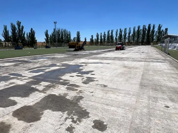 Foto 3 - Comienzan las obras de sustituci&oacute;n del c&eacute;sped artificial del campo de f&uacute;tbol municipal de Carbajosa 