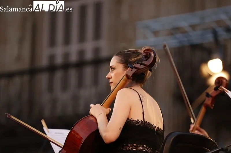 Los mejores éxitos del pop español llenan de música la Plaza Mayor | FOTOS: David Sañudo 