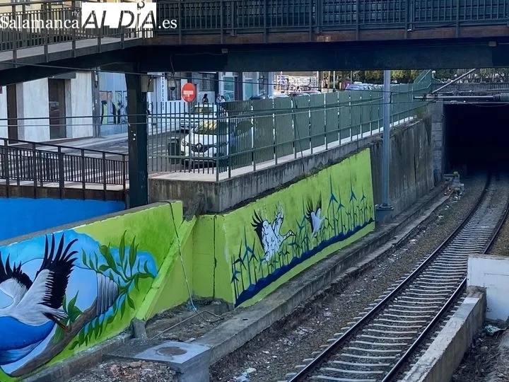 Un lobo, molinos, una ballena... así es la transformación del apeadero de La Alamedilla