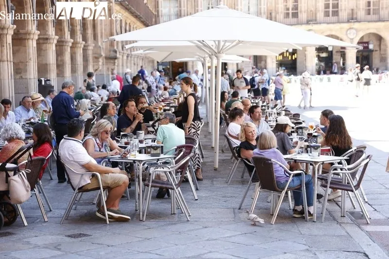 Personas en el centro de Salamanca durante este miércoles | FOTOS: David Sañudo