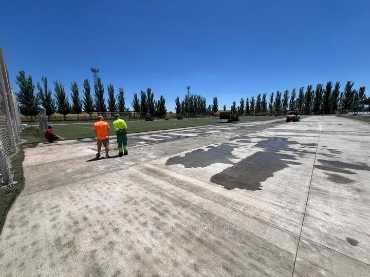 Foto 2 - Comienzan las obras de sustituci&oacute;n del c&eacute;sped artificial del campo de f&uacute;tbol municipal de Carbajosa 