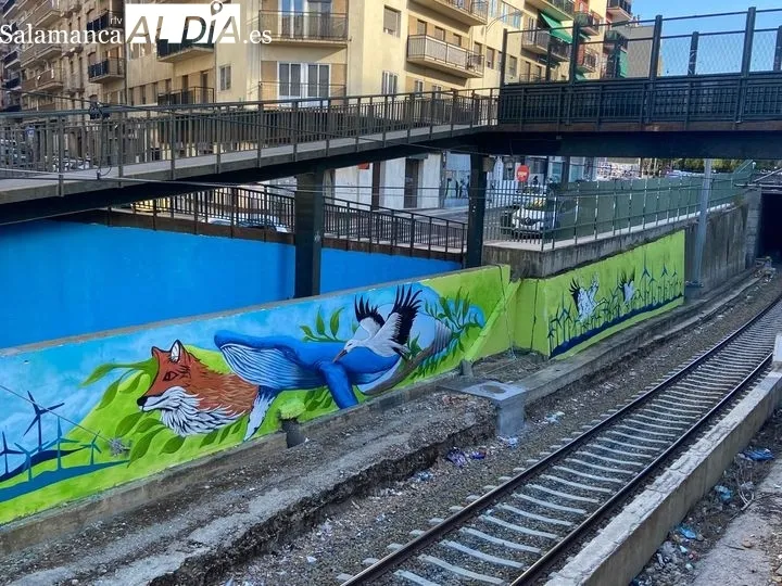 Un lobo, molinos, una ballena... así es la transformación del apeadero de La Alamedilla