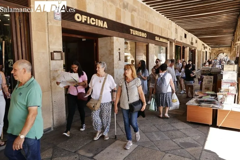 Los turistas llenan el centro de Salamanca | FOTOS: David Sañudo