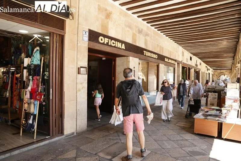 Los turistas llenan el centro de Salamanca | FOTOS: David Sañudo