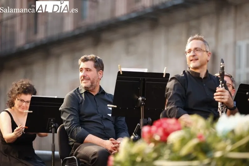 Los mejores éxitos del pop español llenan de música la Plaza Mayor | FOTOS: David Sañudo 