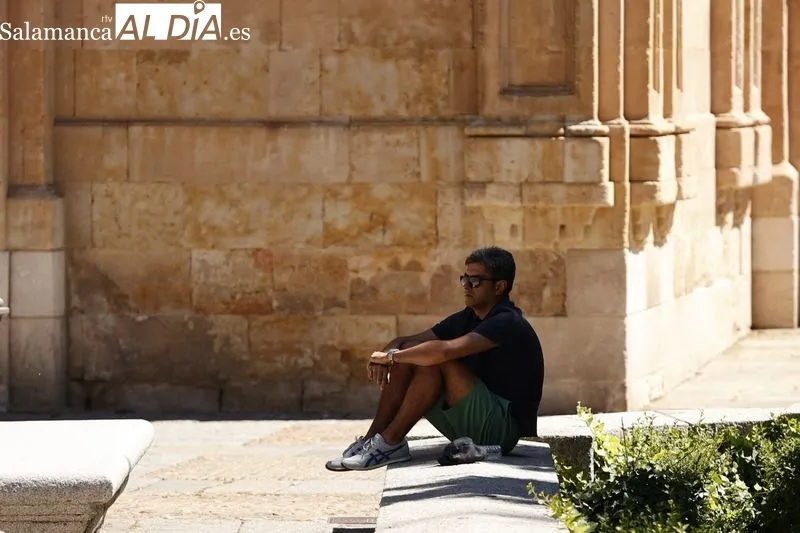 Personas en el centro de Salamanca durante este miércoles | FOTOS: David Sañudo
