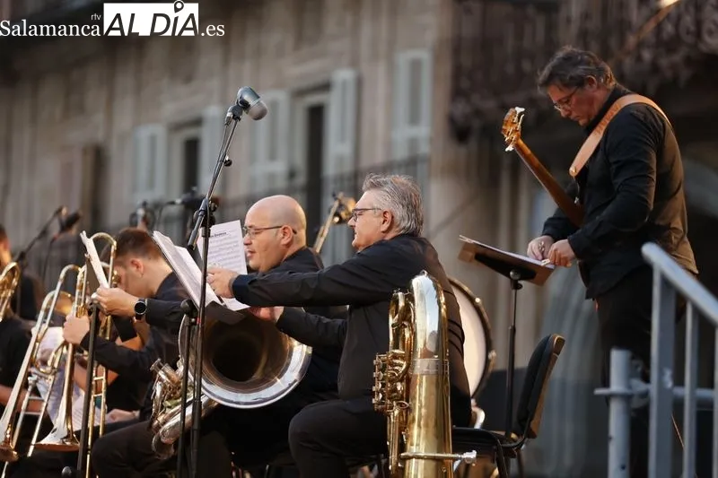 Los mejores éxitos del pop español llenan de música la Plaza Mayor | FOTOS: David Sañudo 